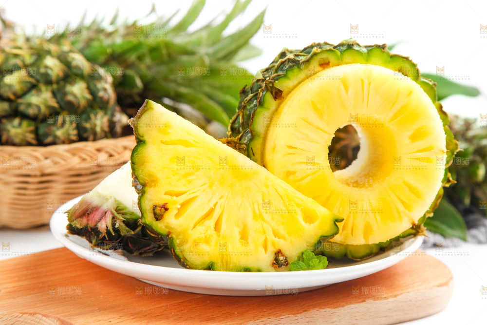 盘子里的泰国香水小菠萝