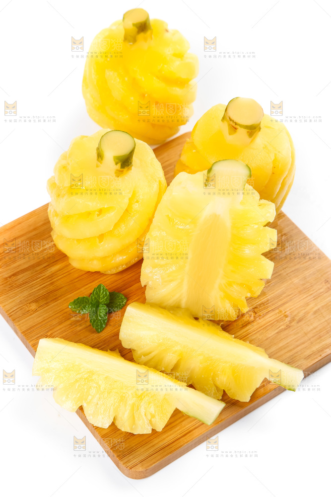 木板上摆放着泰国迷你小菠萝