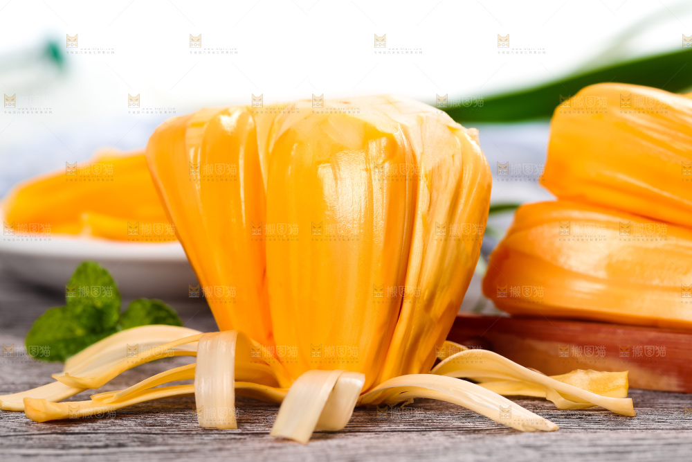 木板上放着红肉菠萝蜜