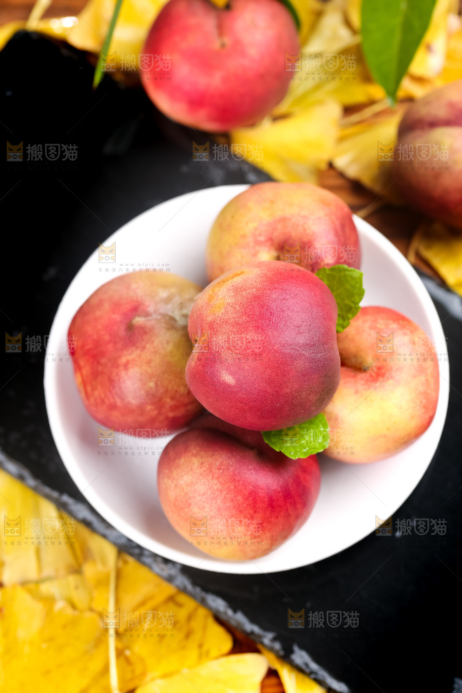 黑石板上的沂蒙冬桃