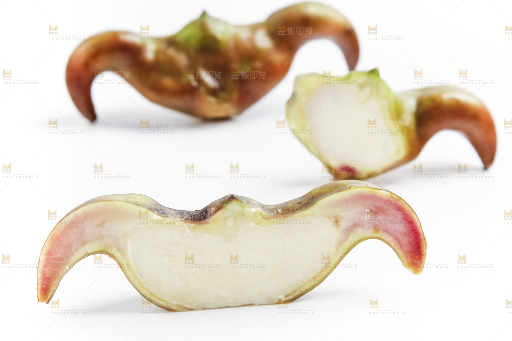 浅底上放着洪湖菱角