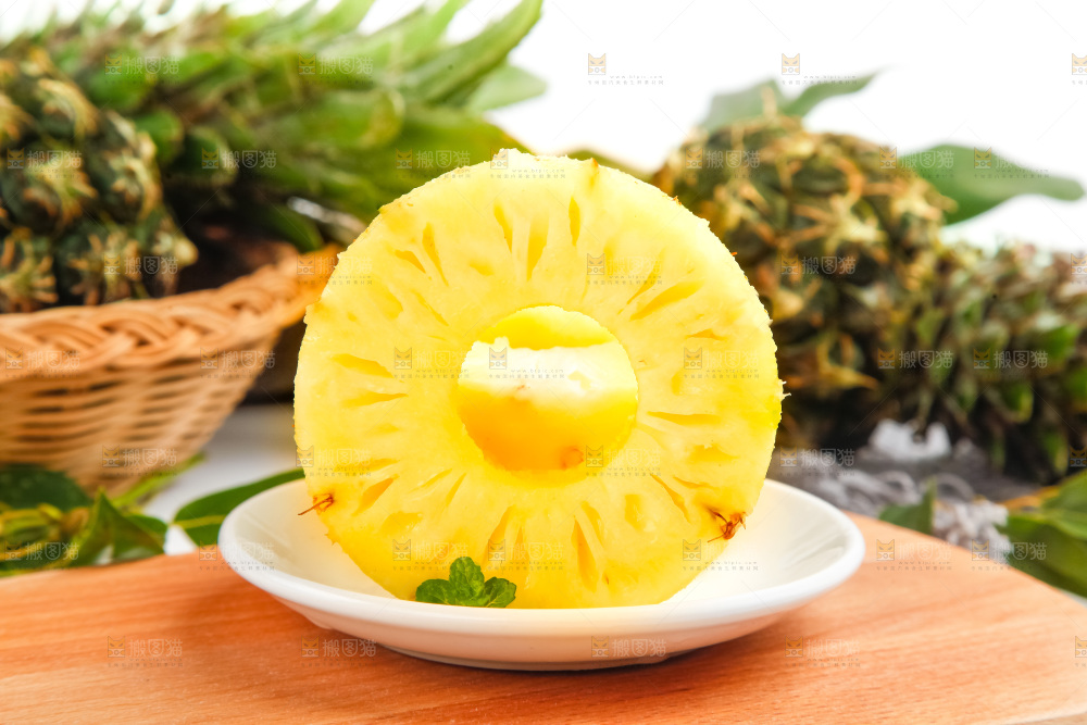 盘子里的泰国香水小菠萝