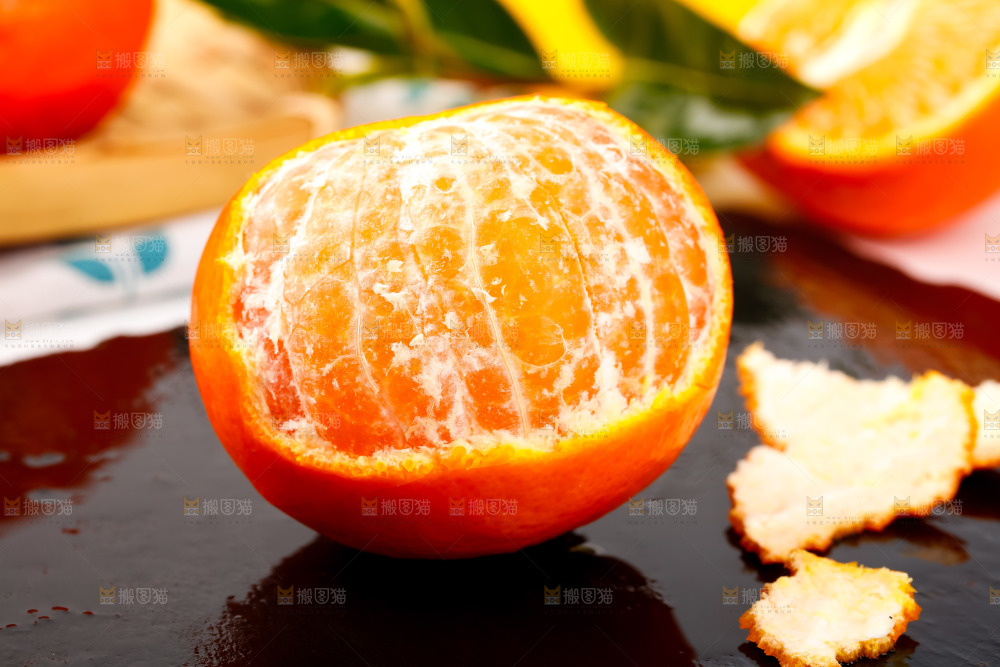 黑石板上的橘柑