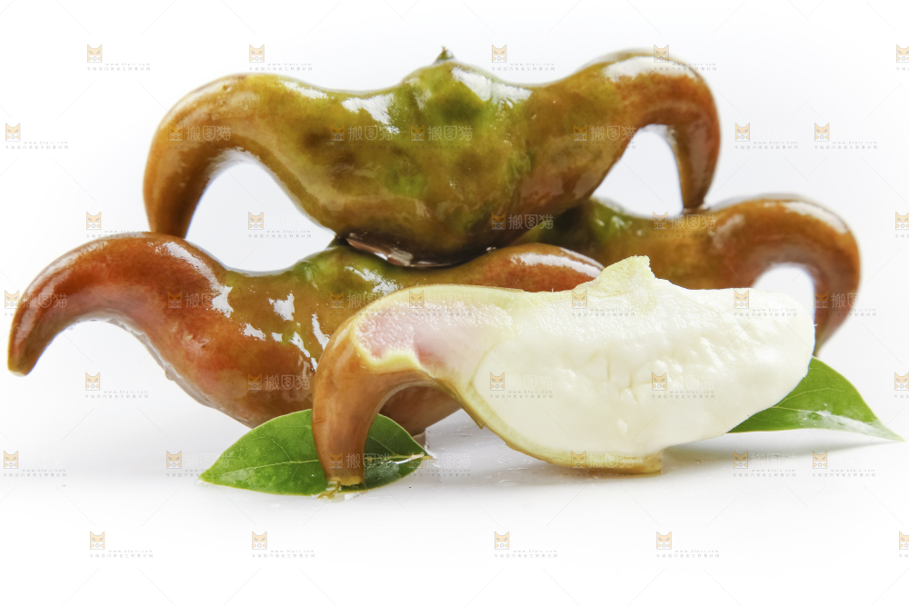 白底上的新鲜菱角