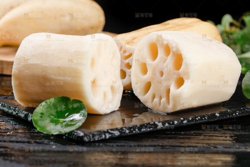 黑底上放着洪湖莲藕