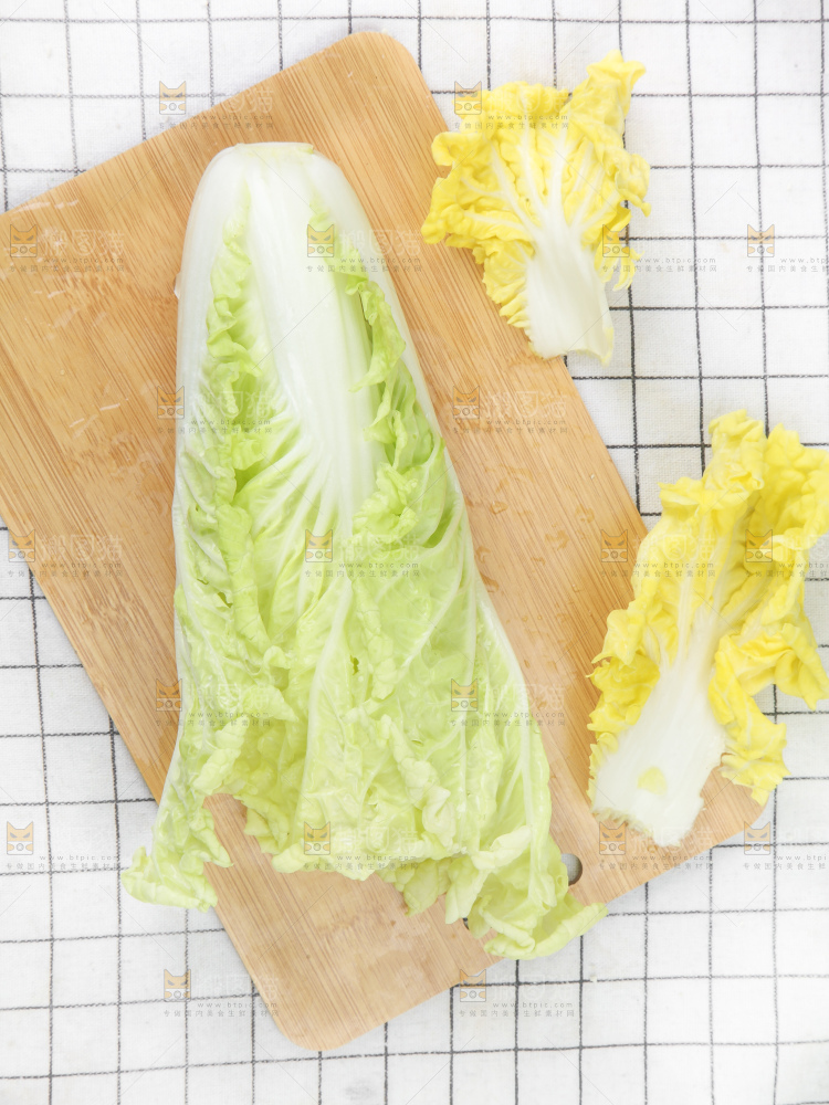 木板上的新鲜白菜