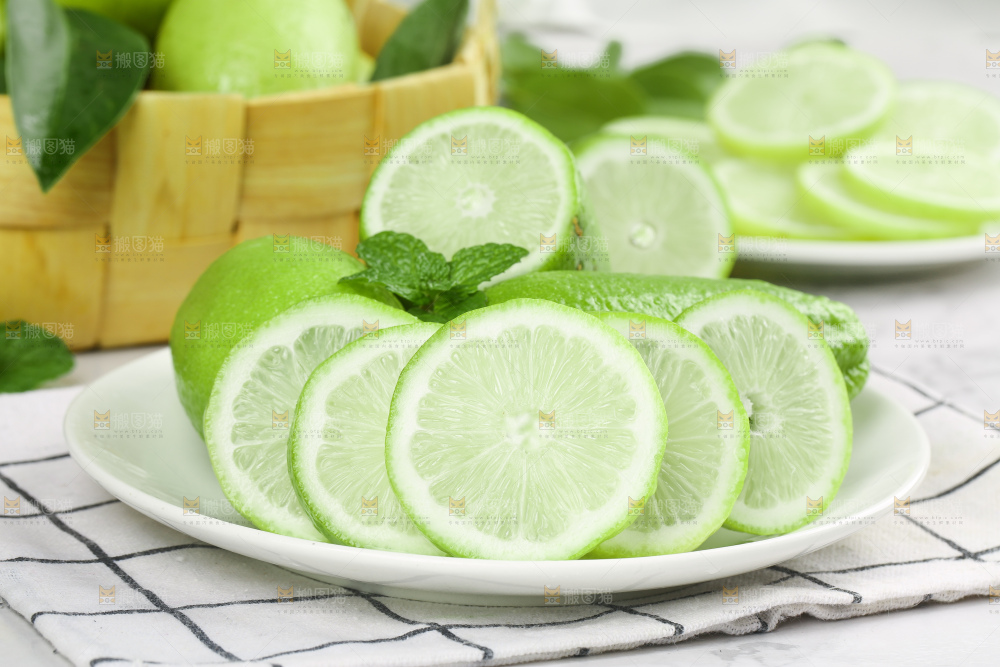 白格子底上放着海南香水柠檬