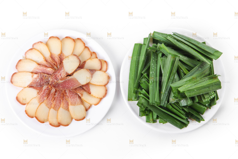 白底上放着蒜苗和腊肉