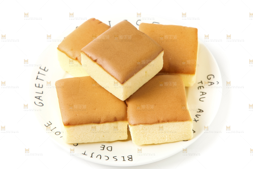 白底上放着小蛋糕