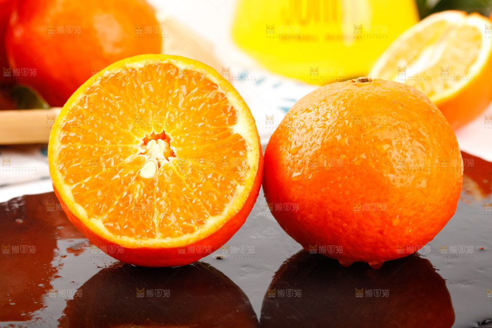 黑石板上的橘柑