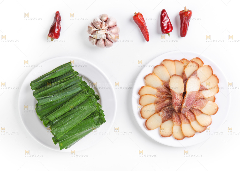 白底上放着蒜苗和腊肉
