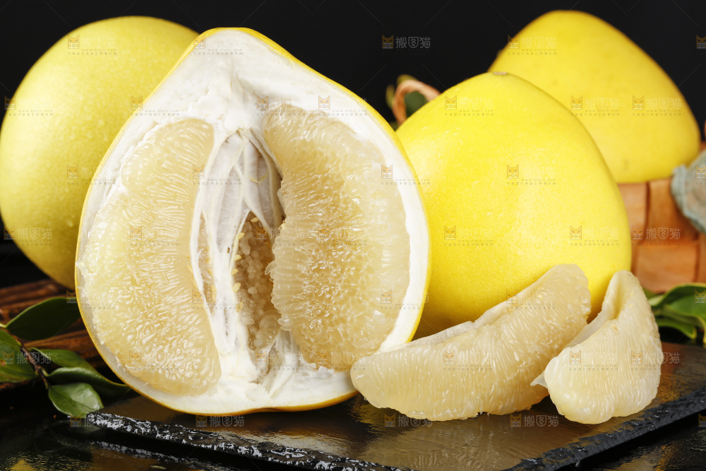 黑石板上的水晶蜜柚果肉
