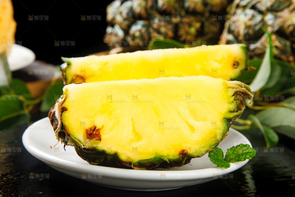 盘子里装着泰国去皮小菠萝