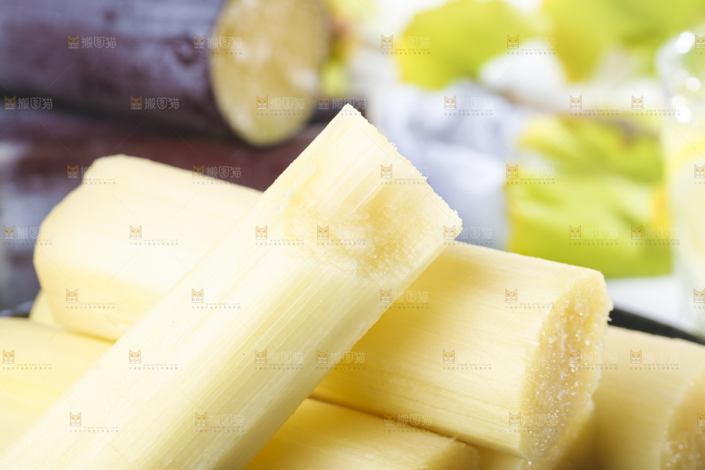 盘子里装着黑皮甘蔗