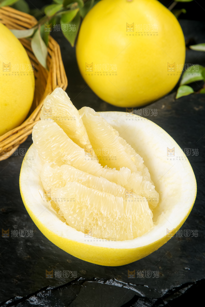 黑石板上的白心柚子
