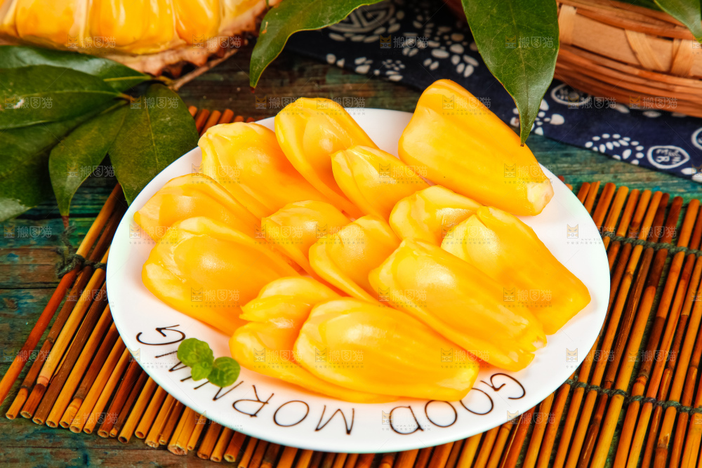 盘子里装红肉菠萝蜜