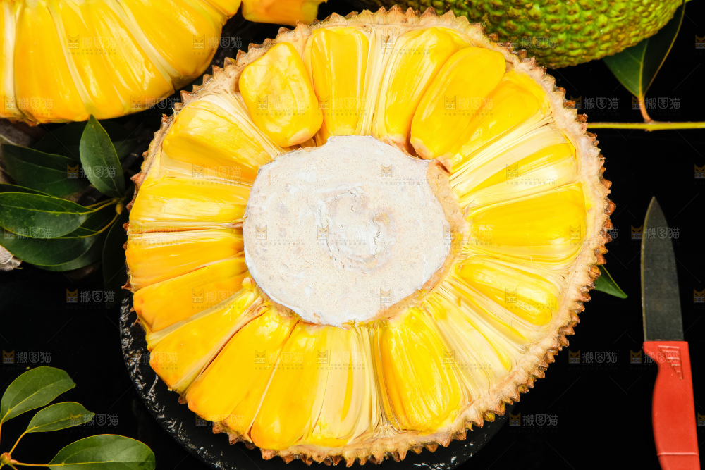 黑石板上放着泰国菠萝蜜