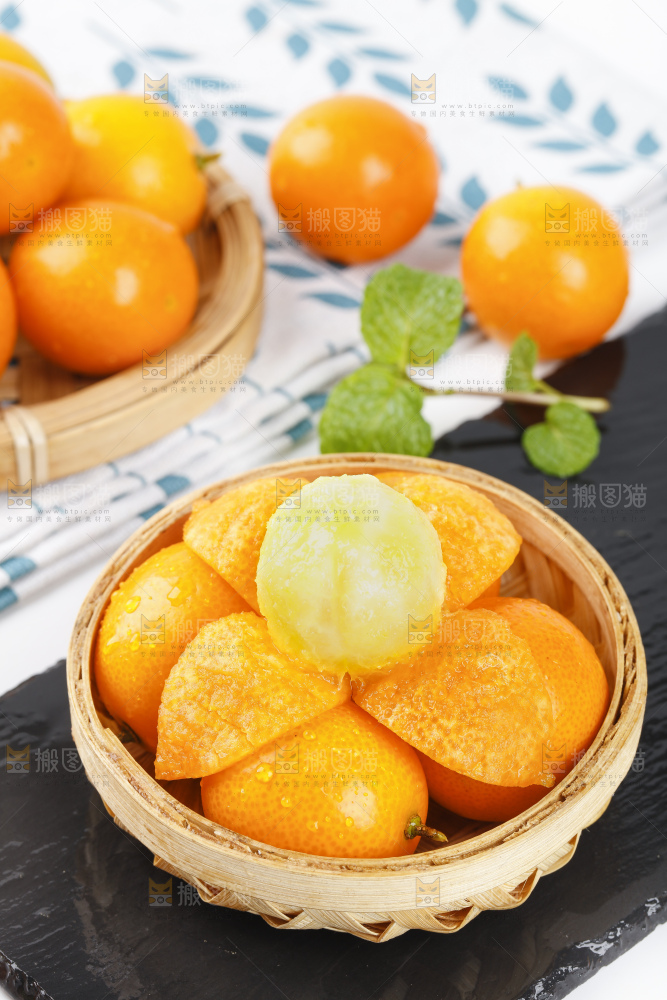 黑石板上的广西金钱橘