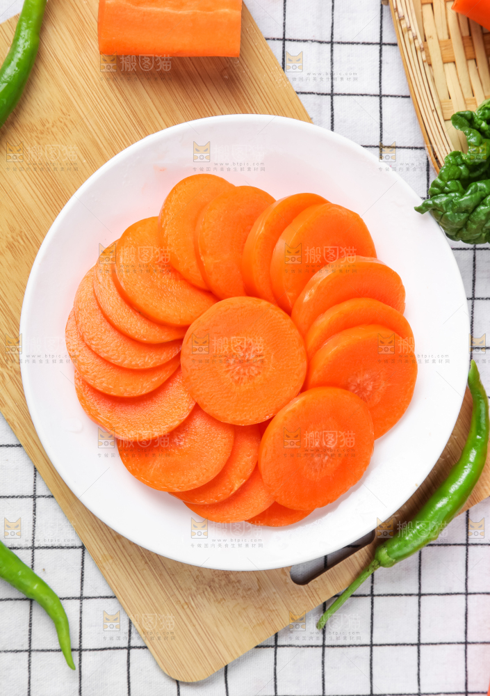 木板上放着新鲜胡萝卜