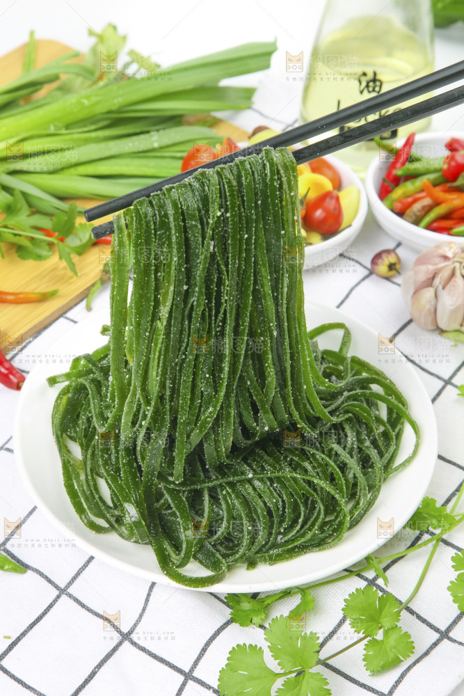 筷子上夹着海带