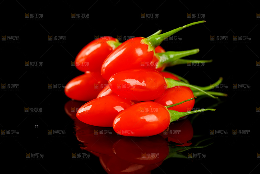 黑底上的新鲜枸杞