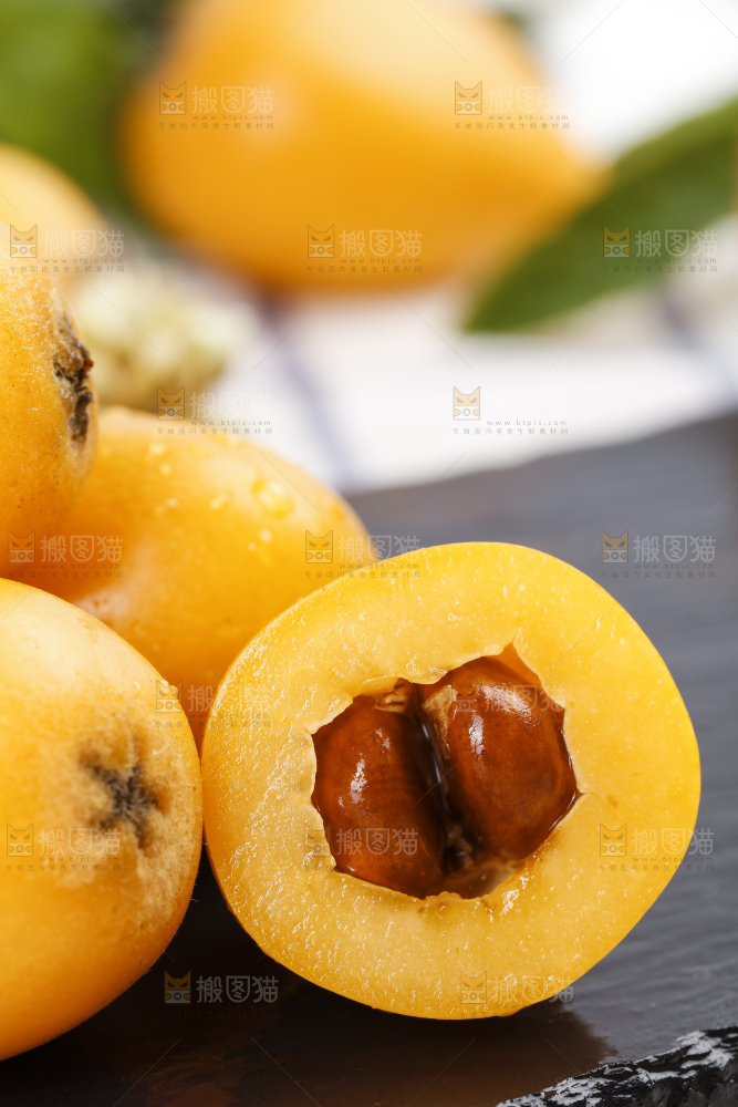 石板上的云南蒙自枇杷