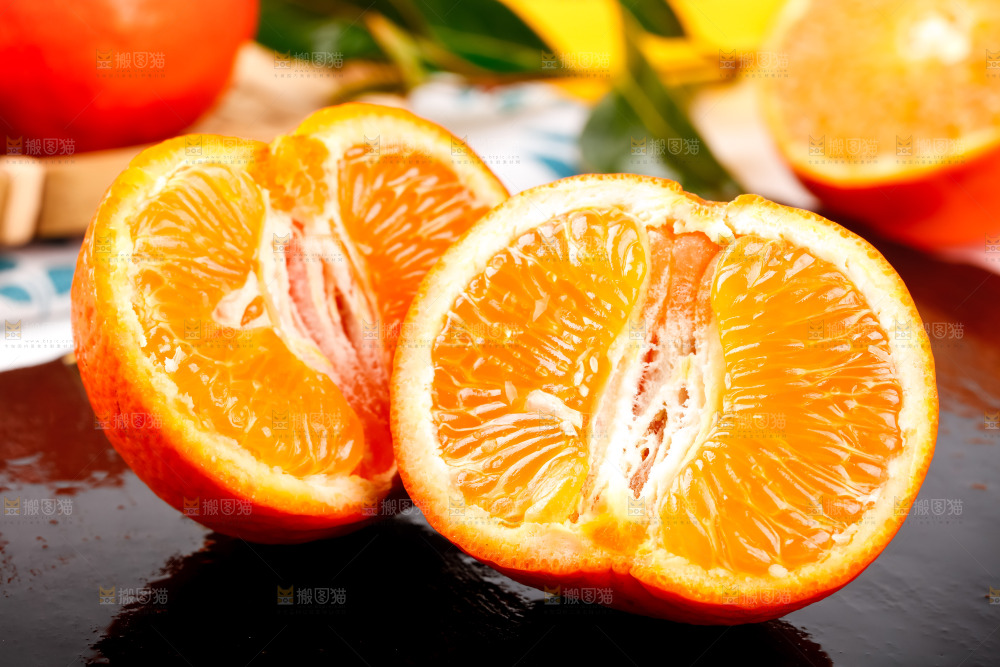黑石板上的橘柑