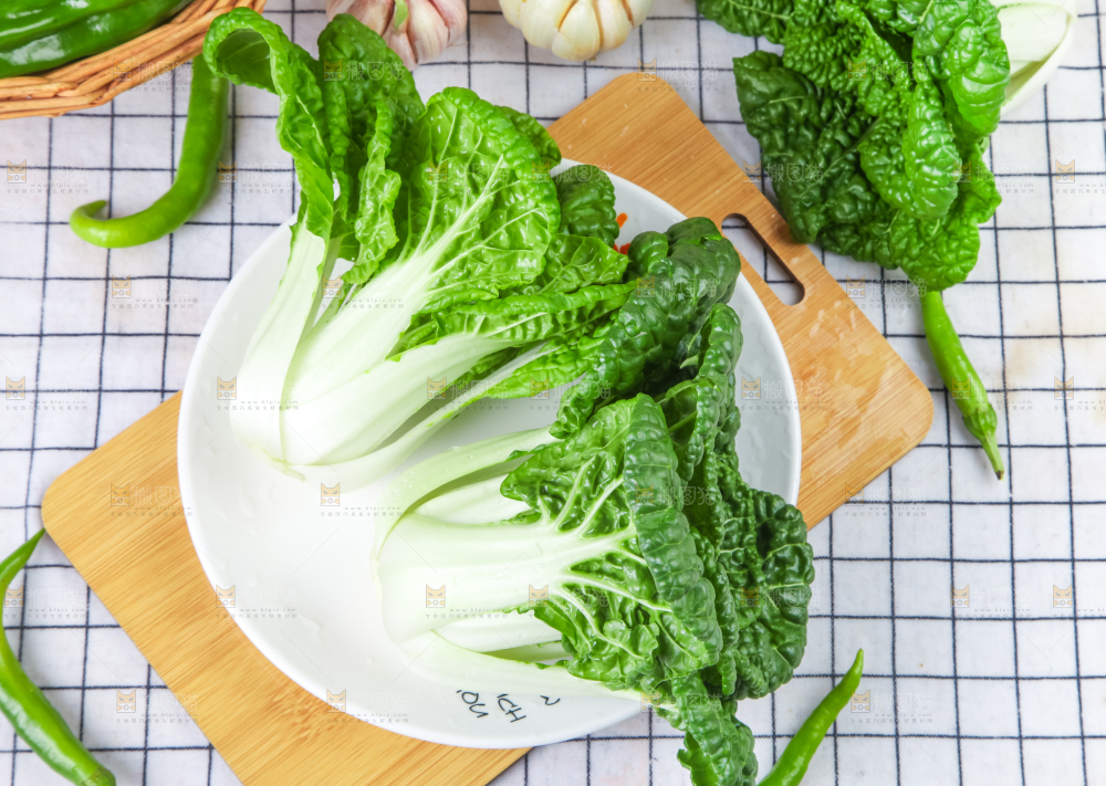 木板上的奶油白菜