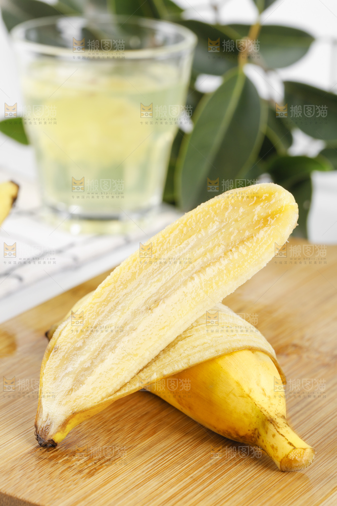 黄木板上的芭蕉果肉