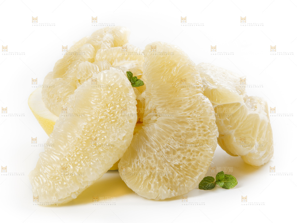白底上摆放着新鲜柚子