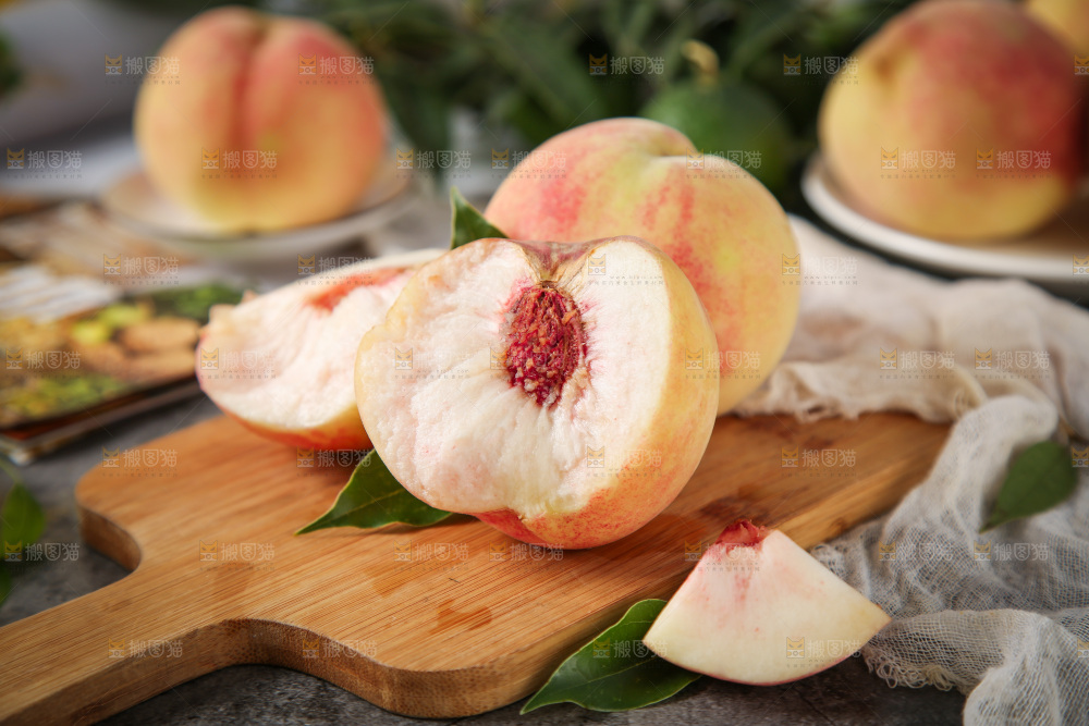 木板上放着一盘毛桃