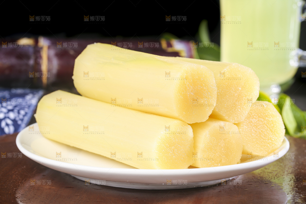 盘子里装着广西黑皮甘蔗