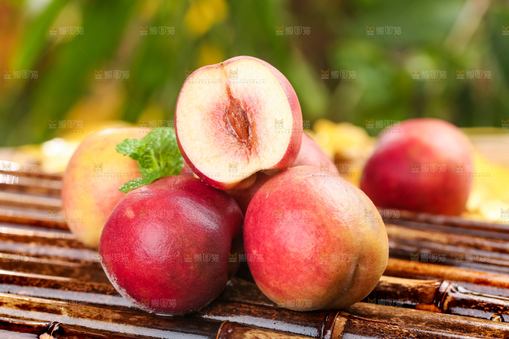 竹底上放着新鲜冬桃