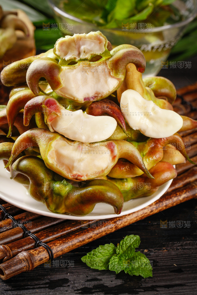 盘子里放着洪湖菱角