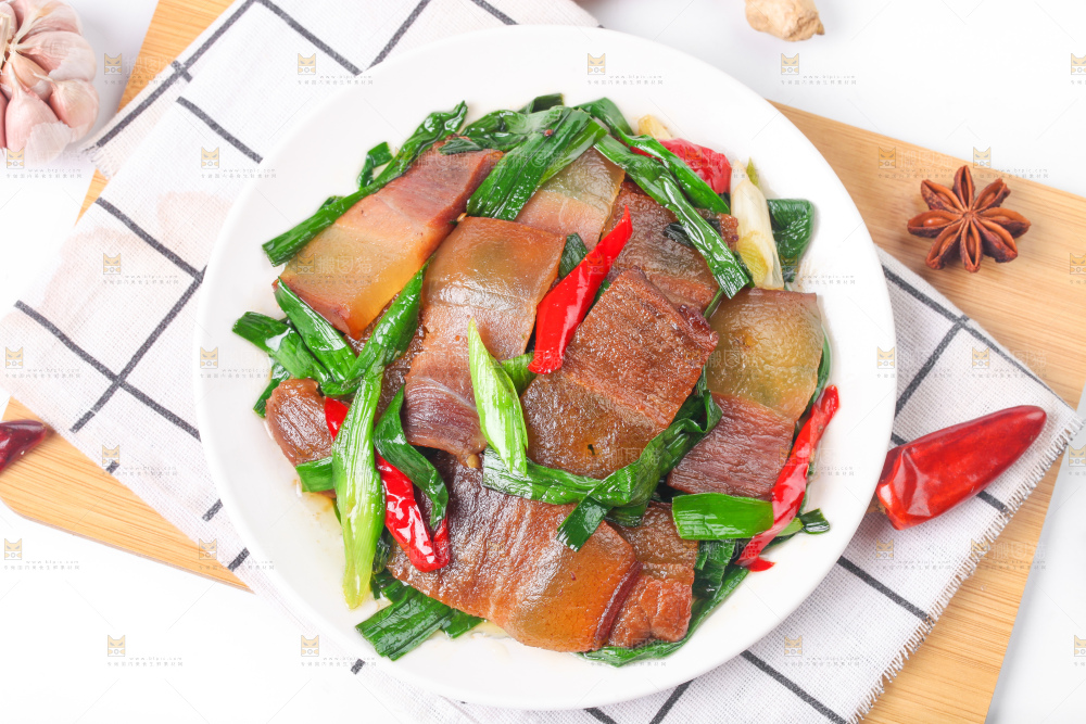 盘子里装着腊肉炒蒜苗