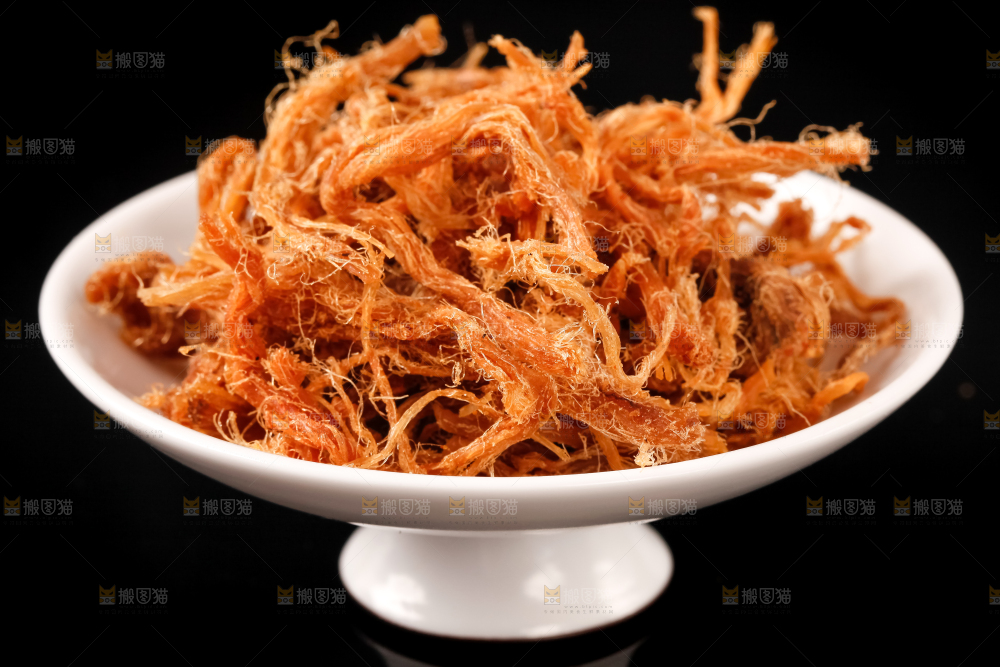 黑底上放着手撕肉干