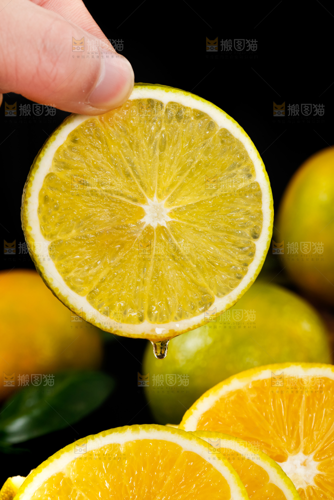 手里拿着新鲜褚橙