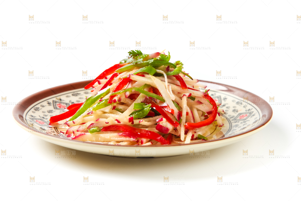 盘子里装着炒萝卜丝