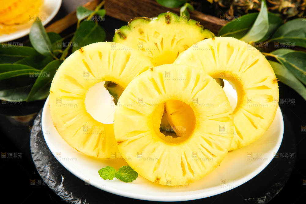 盘子里装着泰国去皮小菠萝