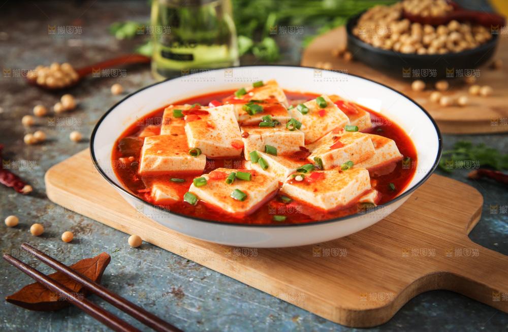 盘里装着麻婆豆腐