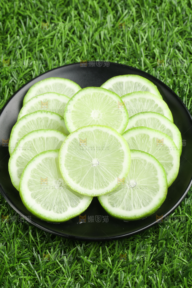 盘子里装着香水柠檬