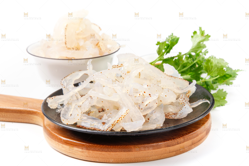 碗里装着海蜇丝