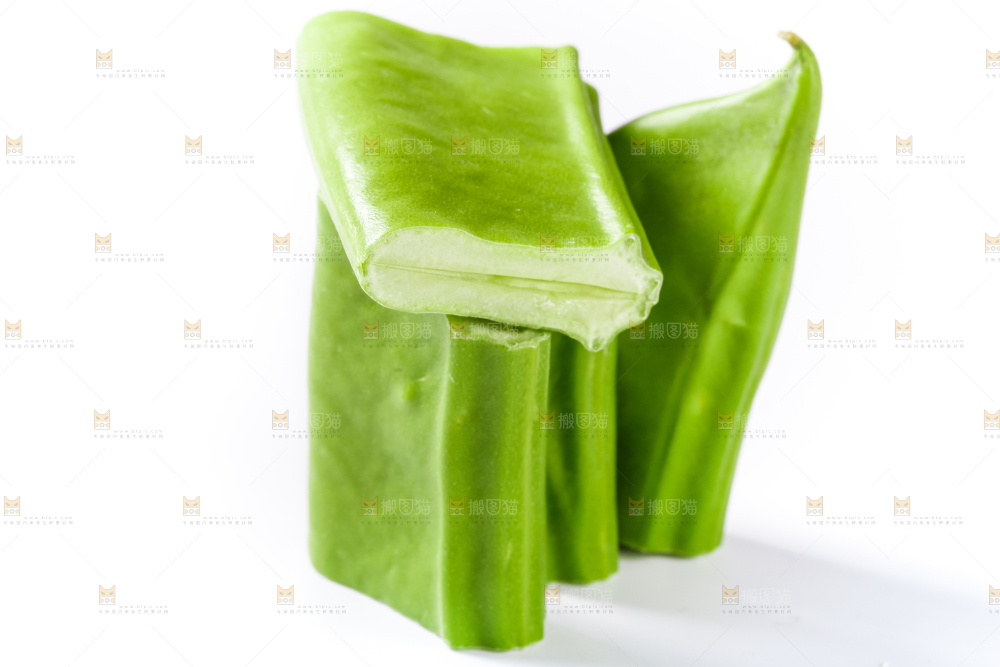 白底上放着刀豆