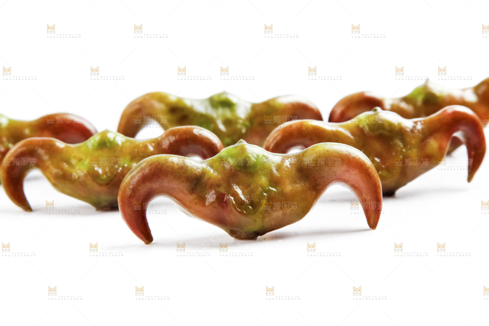 浅底上放着洪湖菱角