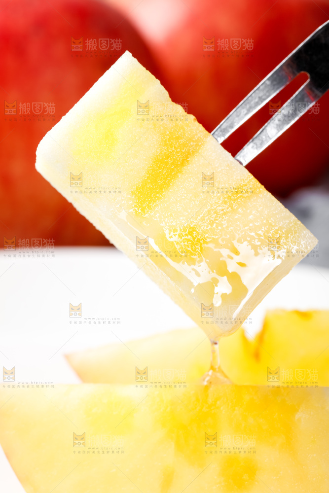 叉子上叉着苹果果肉