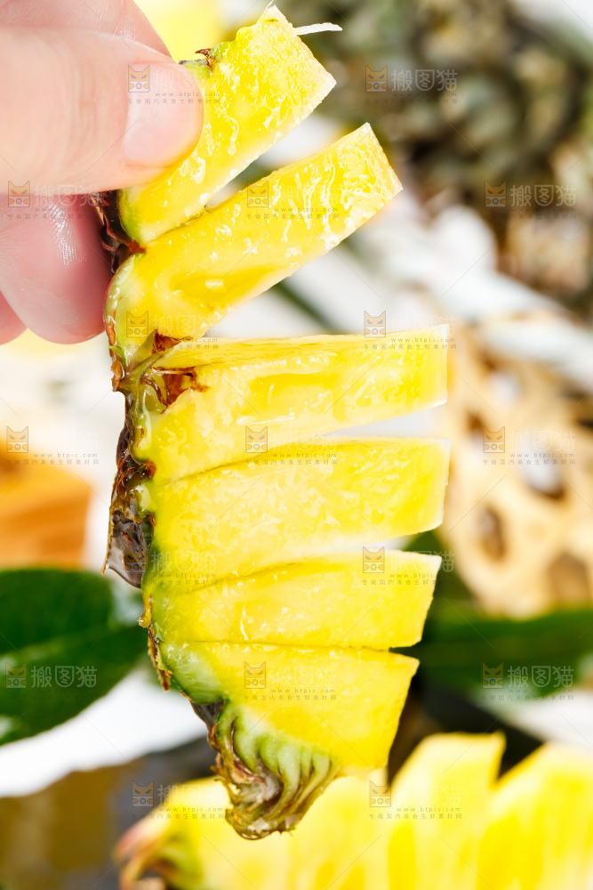 手里拿着新鲜小菠萝