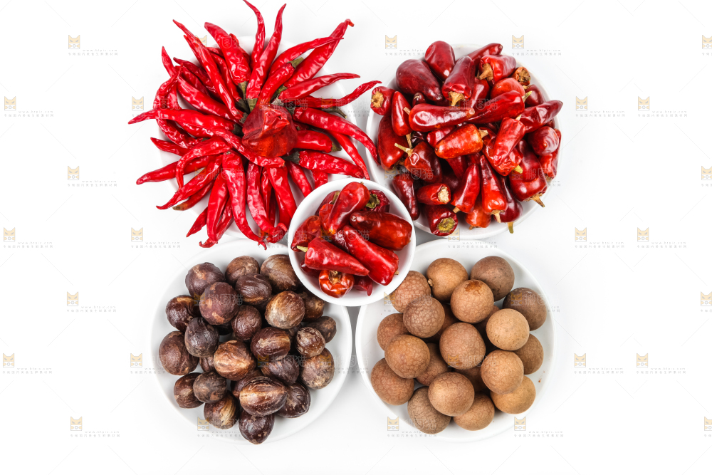 白底上放着香料组合