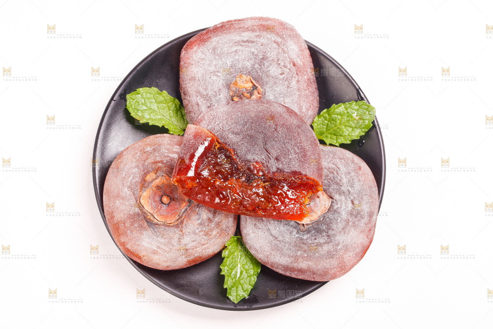 盘子里装着干柿饼