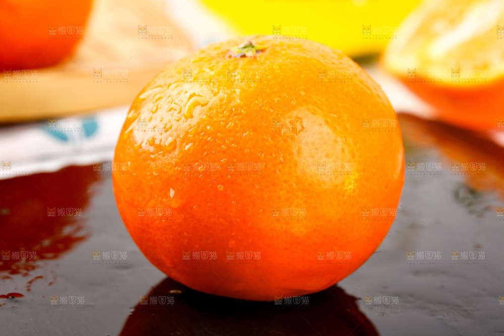 黑石板上的橘柑