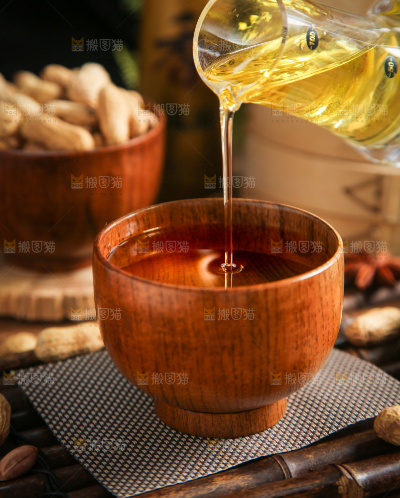 碗里装着食用油